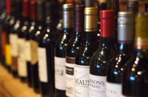 garras de vinho enfileiradas