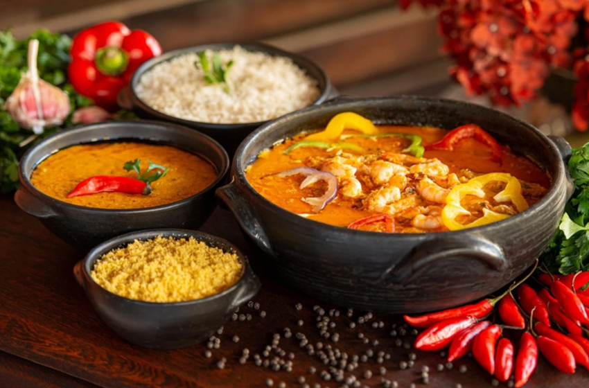comidas típicas da Bahia em cima de uma mesa de madeira