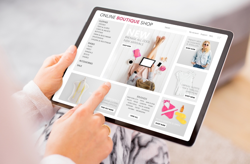 tablet com imagens referentes à moda online
