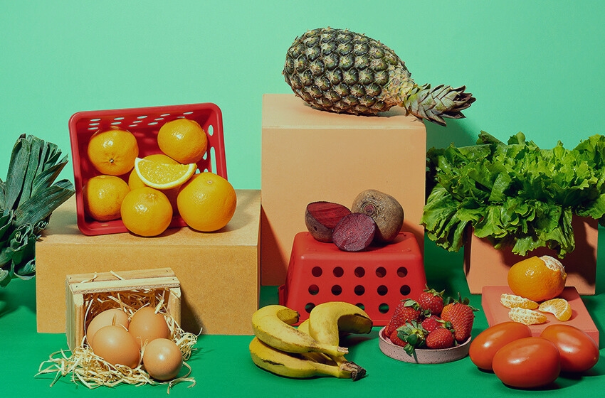 Comidas saudáveis como Laranja, Banana, Alface, Tomate, Ovos, Abacaxi.
