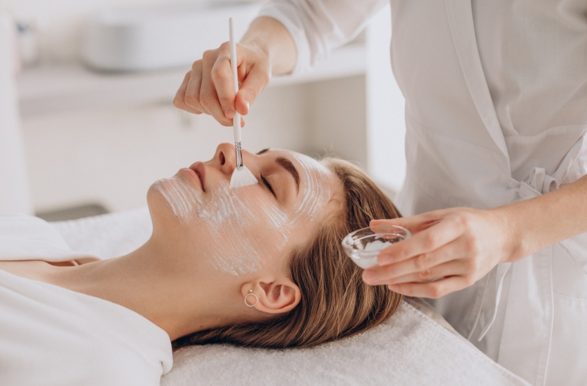 mulher fazendo tratamento com máscara facial