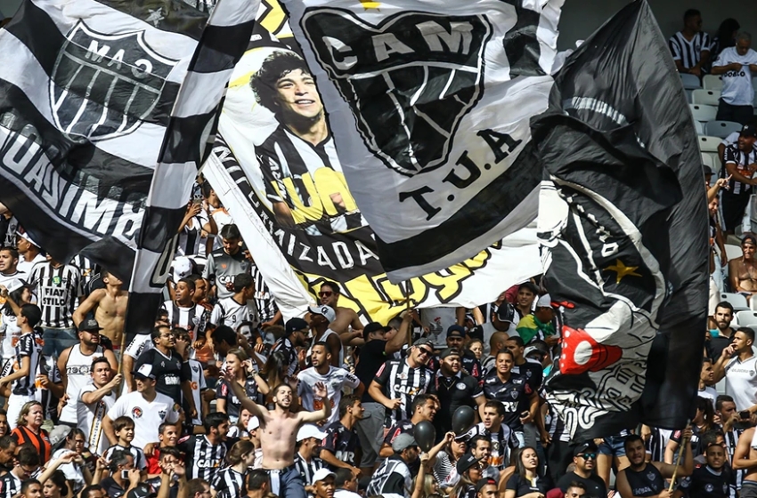 torcida do clube atlético mineiro levantando bandeiras