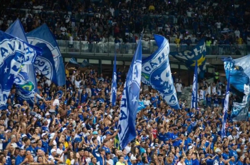 torcida do cruzeiro levantando bandeiras