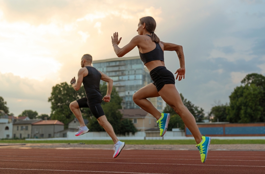 homem e mulher em pista de corrida usando roupas esportivas