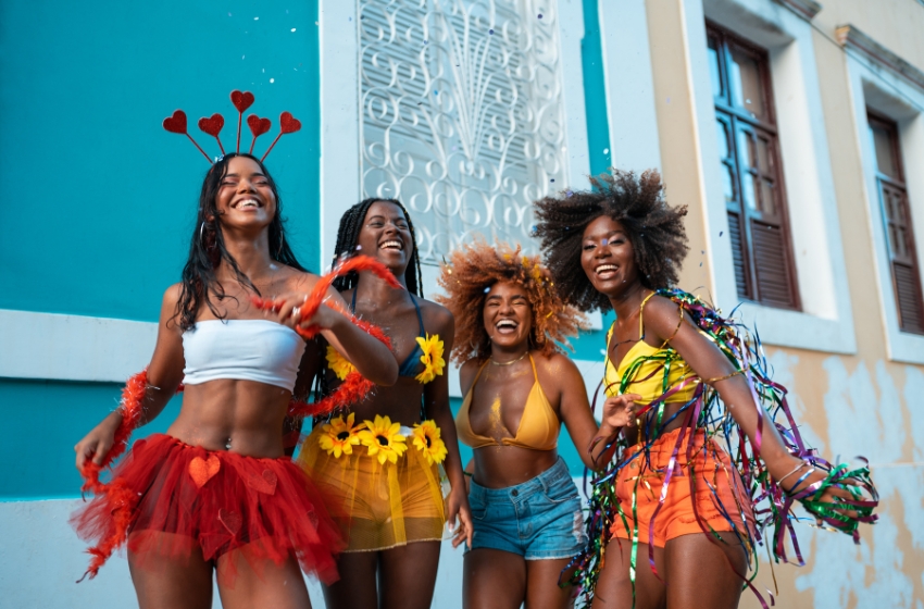 amigas se divertindo e pulando carnaval