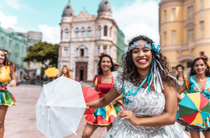mulheres usando vestidos de quadrilha e dançando frevo