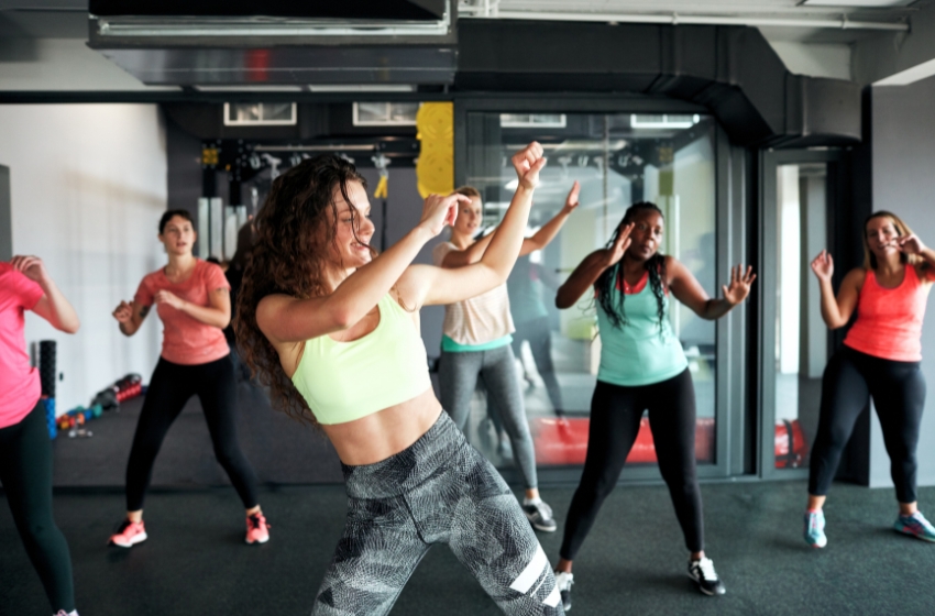 mulheres dançando em uma academia