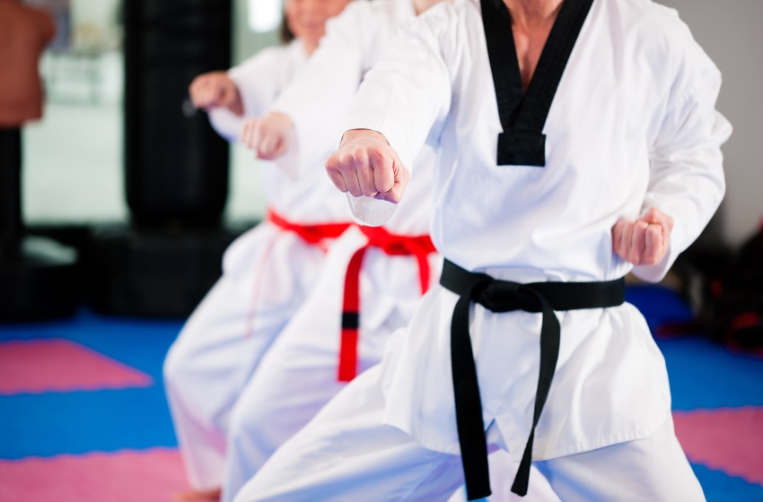 homens usando kimono e praticando artes marciais