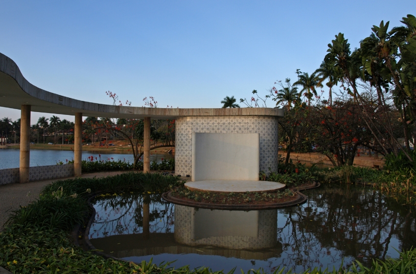 vista de um lago da casa do baile em belo horizonte