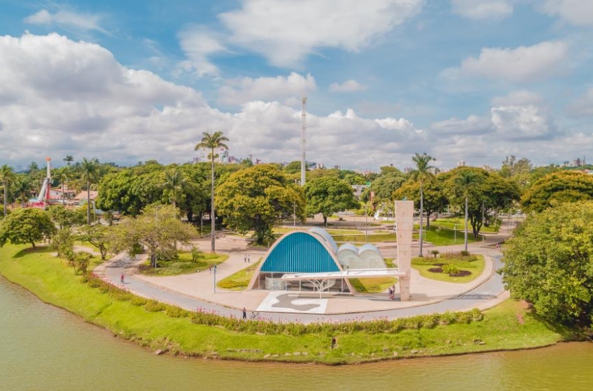 vista área da frente da igreja da pampulha e da lagoa da pampulha