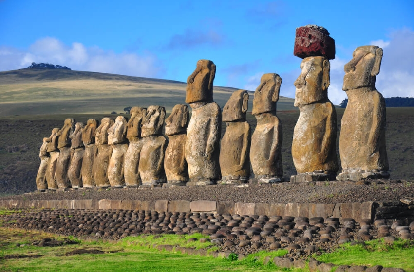 estátuas moai, localizadas na ilha de páscoa, no chile