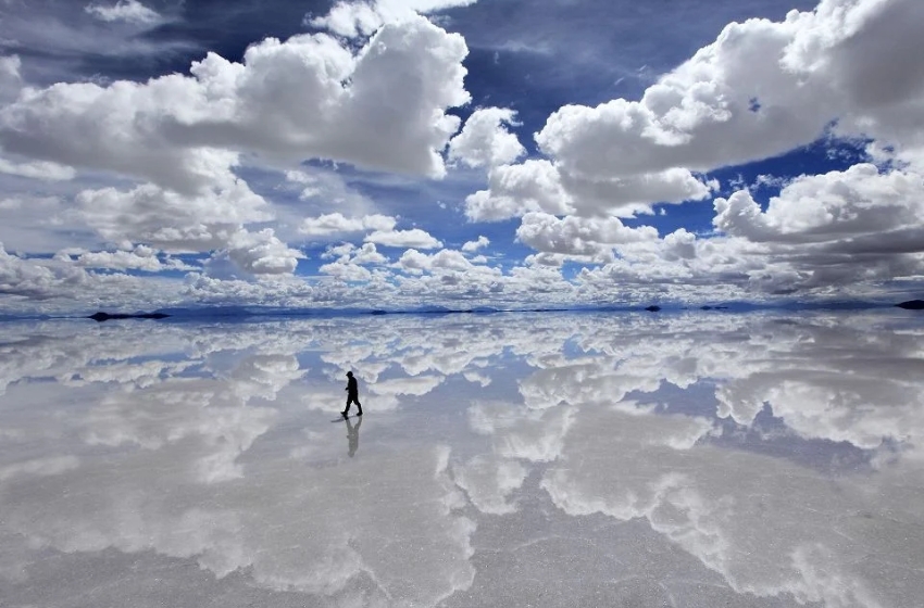 fenômeno "espelho" formado no deserto de sal salar de uyuni
