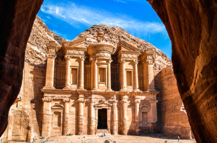 ruína famosa localizada na cidade de petra na jordânia
