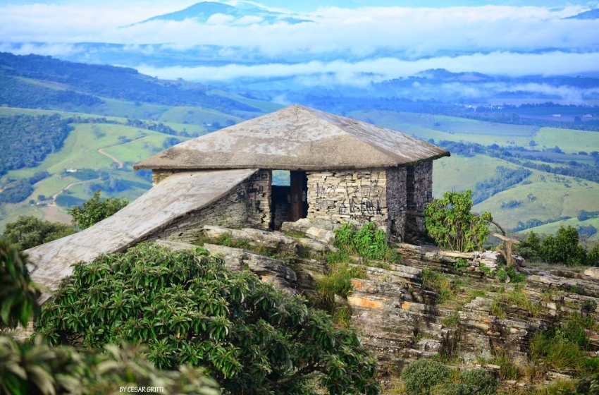 cabana de pedra em são thomé das letras
