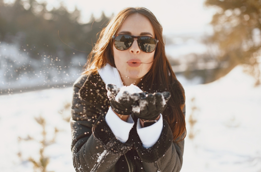 mulher-se-divertindo-na-neve