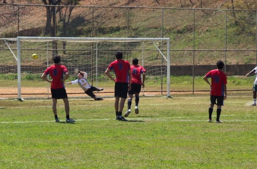gol de pênalti no campo de futebol da UFMG