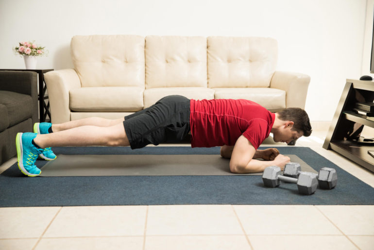 homem fazendo exercício de prancha