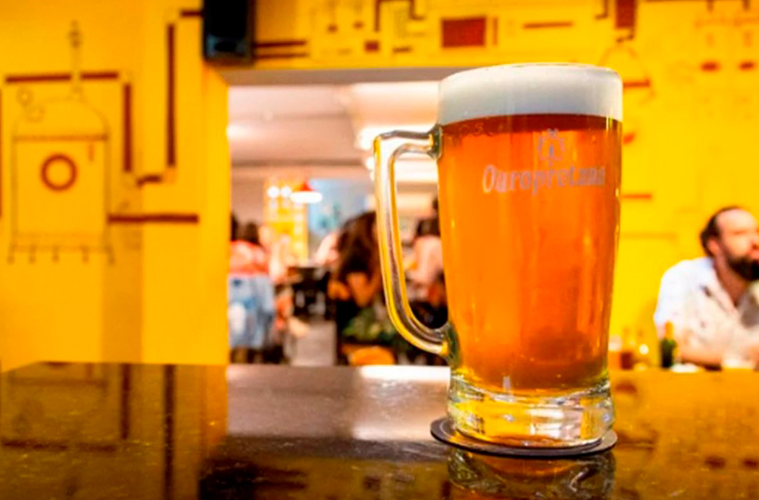 copo de cerveja em cima de um balcão de um bar