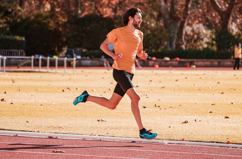 Homem correndo em pista de corrida no parque