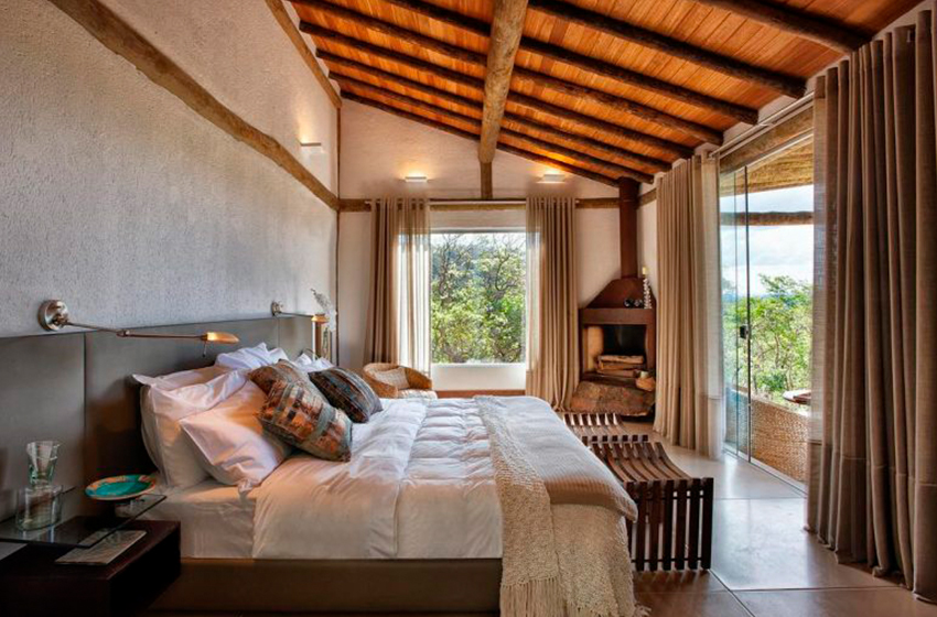 quarto de hotel com uma cama de casal e uma bela vista da paisagem