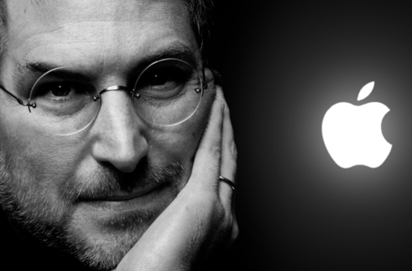 inventor da apple steve jobs em foto preto e branco com a logo de sua empresa ao lado