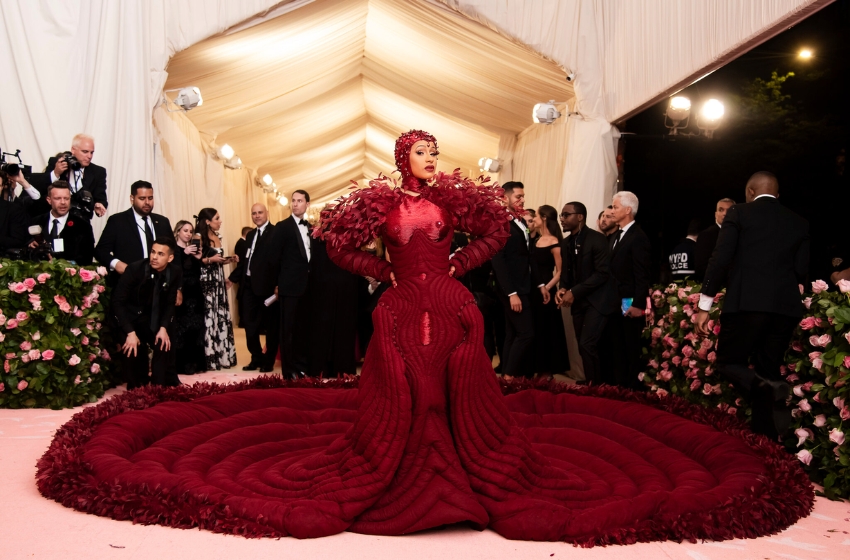 doja cat no met gala usando um look vinho