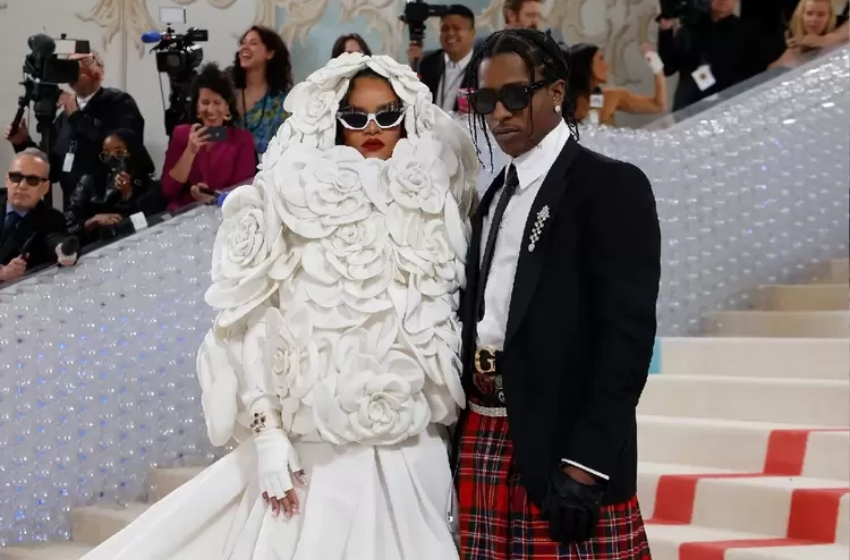 rihanna e seu marido asap rocky no tapete vermelho do met gala