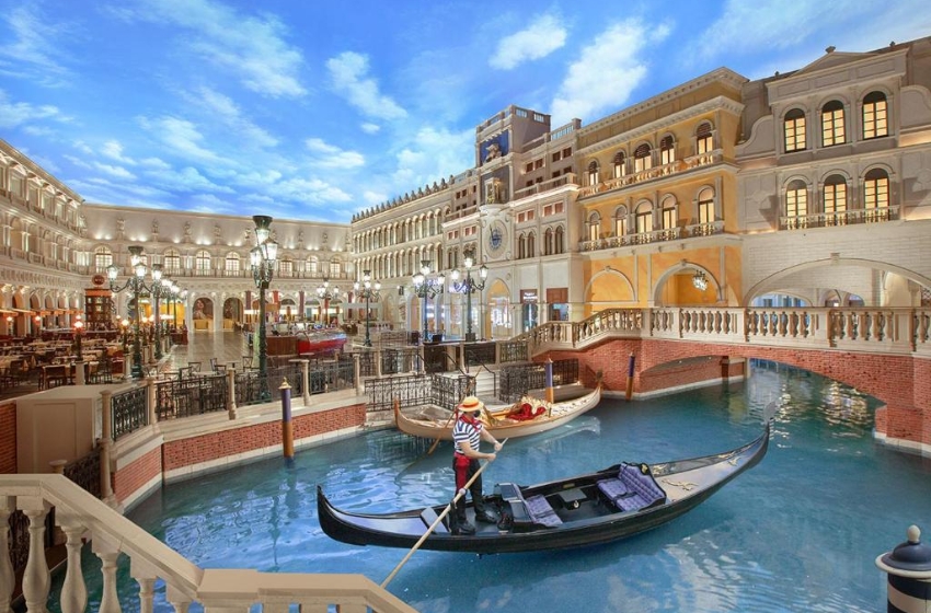 homem em gôndula no resort venetian em las vegas
