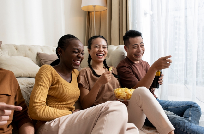 amigos se divertindo enquanto assistem um filme
