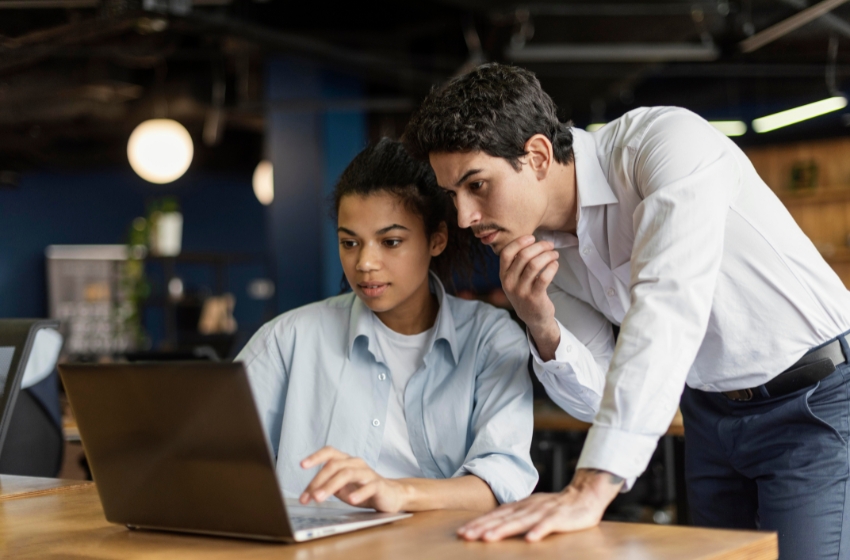 homem e mulher olhando algo em um computador