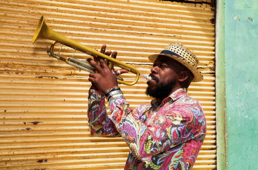homem tocando saxofone