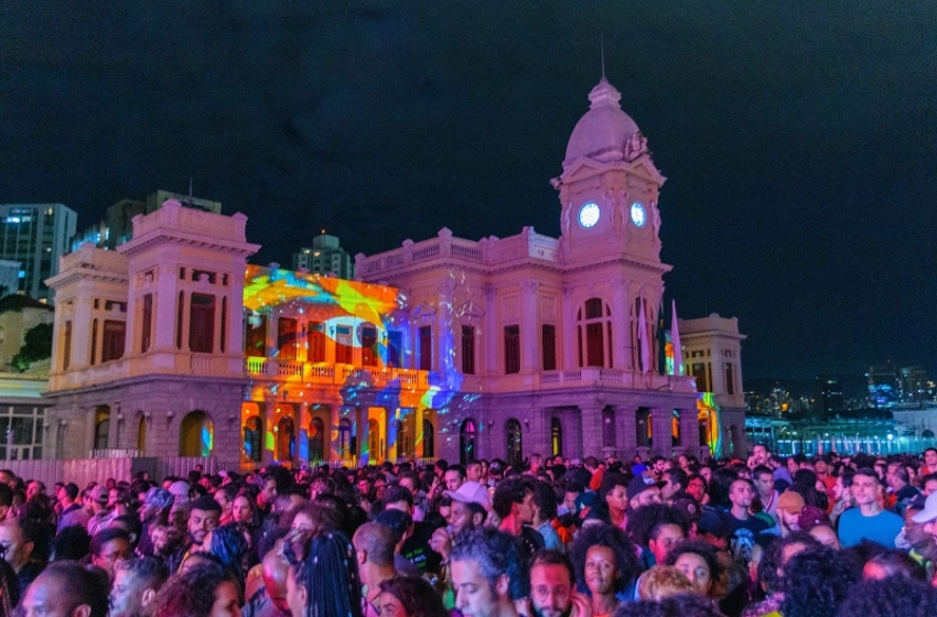 Multidão de pessoas na Praça da Estação