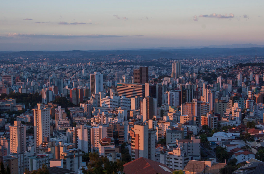 A imagem mostra a cidade de BH, em uma foto em que os prédios são privilegiados, demonstrando a vastidão e grandeza da capital mineira.